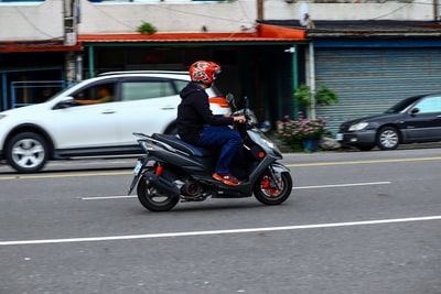 Wearing a red motorcycle helmet to ride a motorcycle
